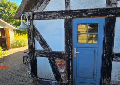 Fachwerkhaus mit blauer Tür