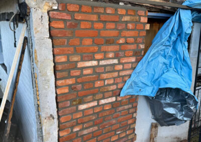 Ziegelmauer bei Sanierungsarbeiten am Haus