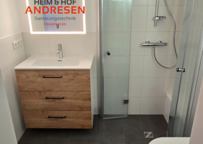 Fertiges Badezimmer mit Glasdusche
