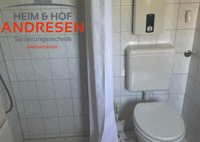 Altes Bad mit Toilette und Dusche