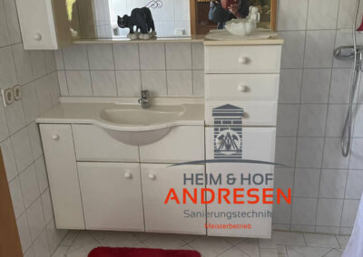 Bad vor der Sanierung mit Waschbecken