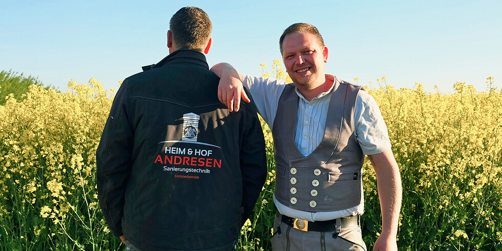 Zwei Handwerker im Arbeitskleidung draußen 980
